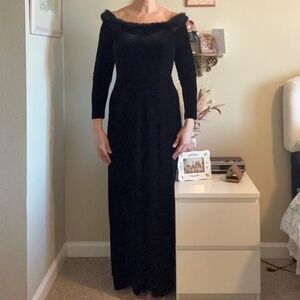 Vintage Alex Evenings Long Black Velvet dress off with faux fur neckline Size 10